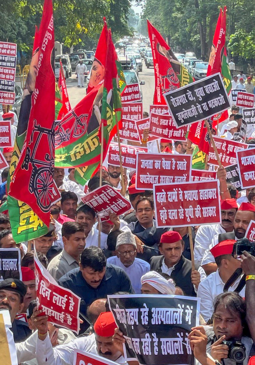 महँगाई, बेरोज़गारी,बदहाल कानून-व्यवस्था और किसान, महिला व युवा उत्पीड़न जैसे जनहित के मुद्दों पर सपा के ‘पैदल मार्च’ के मार्ग में बाधा बनकर भाजपा सरकार साबित कर रही है कि वह जन आक्रोश से डरकर कितना असुरक्षित महसूस कर रही है।

सत्ता जितनी कमज़ोर होती है, दमन उतना ही अधिक बढ़ता है।