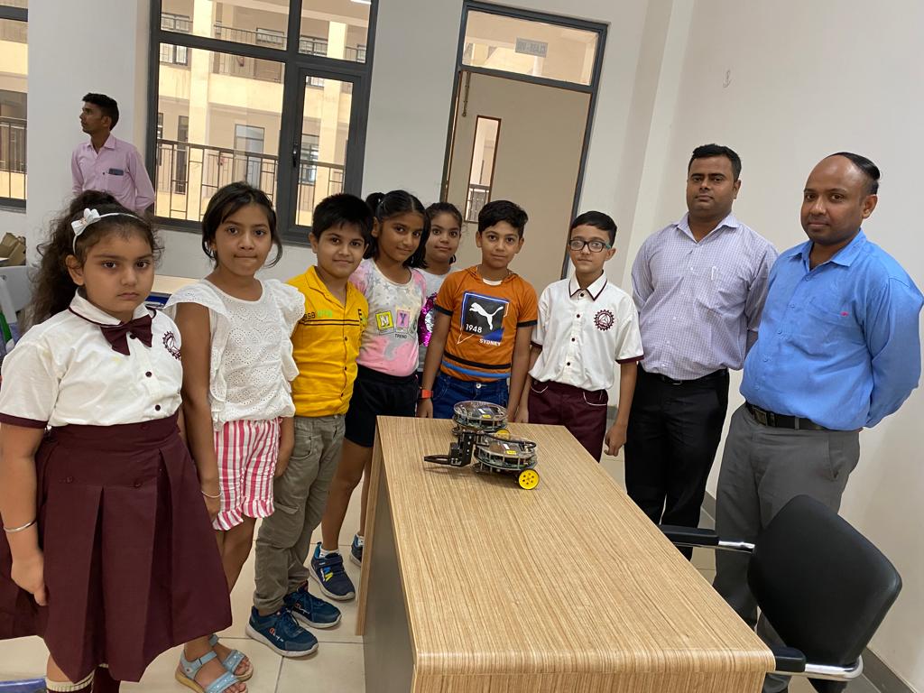 sdintschool's tweet photo. AI &amp; Robotics 
#robot #technology #engineering #robots #arduino #electronics #automation #tech #innovation #artificialintelligence #ai #coding #raspberrypi #iot #stem #programming #science #arduinoproject #engineer #electricalengineering #robotic #robotica #machinelearning https://t.co/yKpSqnrOKm