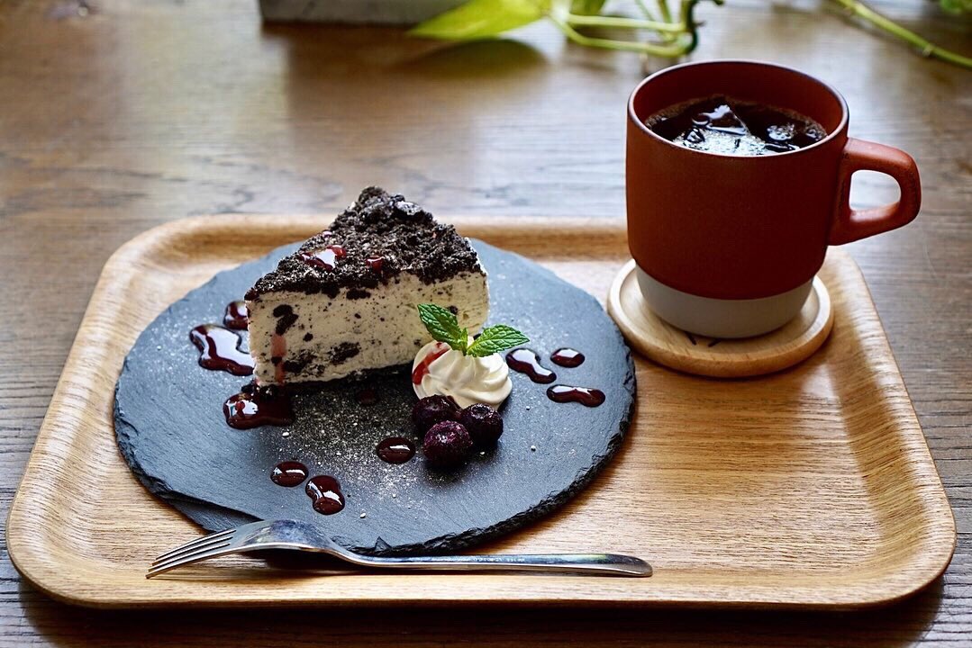 CAFE_KITOHON's tweet photo. 手作りオレオチーズケーキ
クリームチーズの濃厚さとオレオの食感がベストマッチ！
口に入れるとクリームチーズとオレオが踊り出すかのように風味が広がります💃🏼🕺🏼

ドリンクがお得になるケーキセットがおすすめ！

#CAFE木と本 #カフェ木と本 #木と本 #佐賀カフェ #福岡カフェ https://t.co/v95TjukVkO