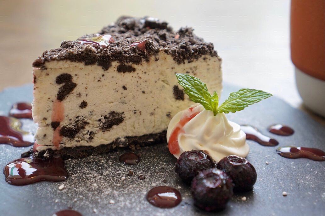 CAFE_KITOHON's tweet photo. 手作りオレオチーズケーキ
クリームチーズの濃厚さとオレオの食感がベストマッチ！
口に入れるとクリームチーズとオレオが踊り出すかのように風味が広がります💃🏼🕺🏼

ドリンクがお得になるケーキセットがおすすめ！

#CAFE木と本 #カフェ木と本 #木と本 #佐賀カフェ #福岡カフェ https://t.co/v95TjukVkO