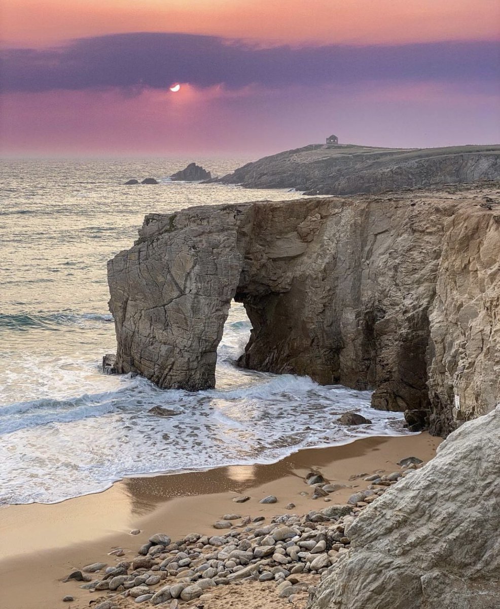 LMPositif's tweet photo. 🇫🇷 Quiberon en Bretagne, au soleil couchant !
☀️ Très bonne journée et belle semaine à tous ! 🍀 💛

📸 0ceanelegall https://t.co/ESuwzek7JX