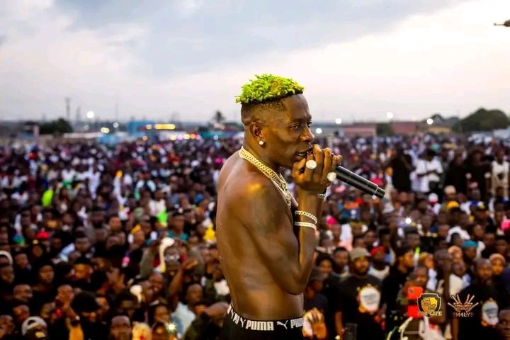ShattaMathias's tweet photo. #BbcNews Ghana music in Teshie
Shatta performed from 1am to 6am at Teshie , Shatta Wale no be 30minutes artistes ooo , a whole package, the songs chaw , over 100 songs performed last night, hits after hits , insane 👏🏿👏🏿!!!
🐉🦋🔥🦋🐉 #377Banks #Paaah https://t.co/OMqbCnEo9y