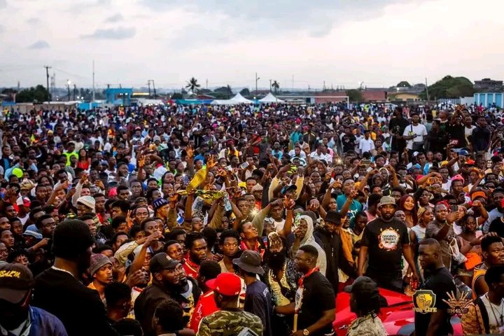 ShattaMathias's tweet photo. #BbcNews Ghana music in Teshie
Shatta performed from 1am to 6am at Teshie , Shatta Wale no be 30minutes artistes ooo , a whole package, the songs chaw , over 100 songs performed last night, hits after hits , insane 👏🏿👏🏿!!!
🐉🦋🔥🦋🐉 #377Banks #Paaah https://t.co/OMqbCnEo9y