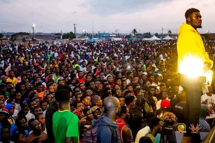 ShattaMathias's tweet photo. #BbcNews Ghana music in Teshie
Shatta performed from 1am to 6am at Teshie , Shatta Wale no be 30minutes artistes ooo , a whole package, the songs chaw , over 100 songs performed last night, hits after hits , insane 👏🏿👏🏿!!!
🐉🦋🔥🦋🐉 #377Banks #Paaah https://t.co/OMqbCnEo9y
