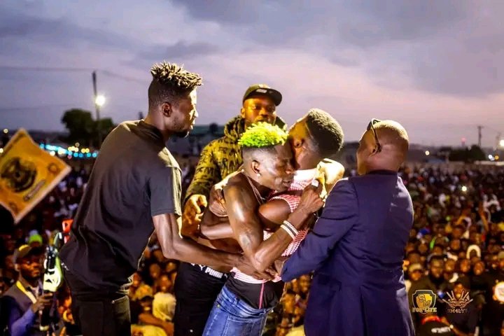 ShattaMathias's tweet photo. #BbcNews Ghana music in Teshie
Shatta performed from 1am to 6am at Teshie , Shatta Wale no be 30minutes artistes ooo , a whole package, the songs chaw , over 100 songs performed last night, hits after hits , insane 👏🏿👏🏿!!!
🐉🦋🔥🦋🐉 #377Banks #Paaah https://t.co/OMqbCnEo9y