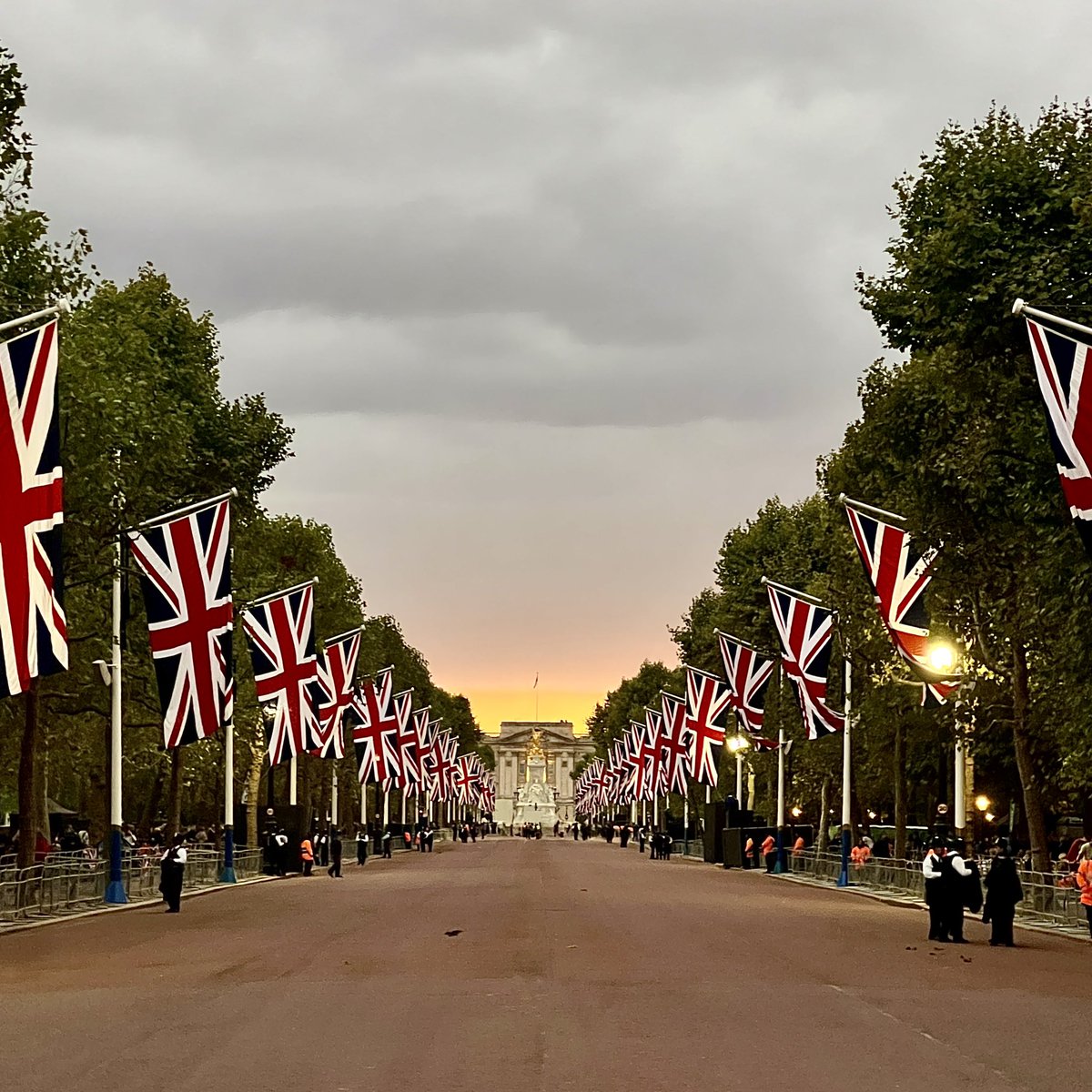 RobG_UK's tweet photo. Beautiful evening in Westminster and around Buckingham Palace for the Queen's last night lying in state.

#lyinginstate #westminsterrainbow #rainbow #rainbowoverthequeen #qe2 #london #westminstersunset #sunsetoverlondon https://t.co/ZaMtBUSFGx
