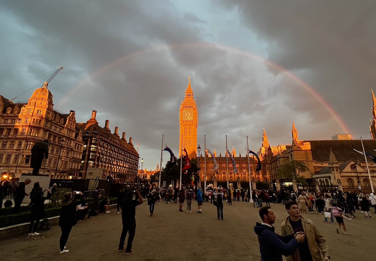 RobG_UK's tweet photo. Beautiful evening in Westminster and around Buckingham Palace for the Queen's last night lying in state.

#lyinginstate #westminsterrainbow #rainbow #rainbowoverthequeen #qe2 #london #westminstersunset #sunsetoverlondon https://t.co/ZaMtBUSFGx
