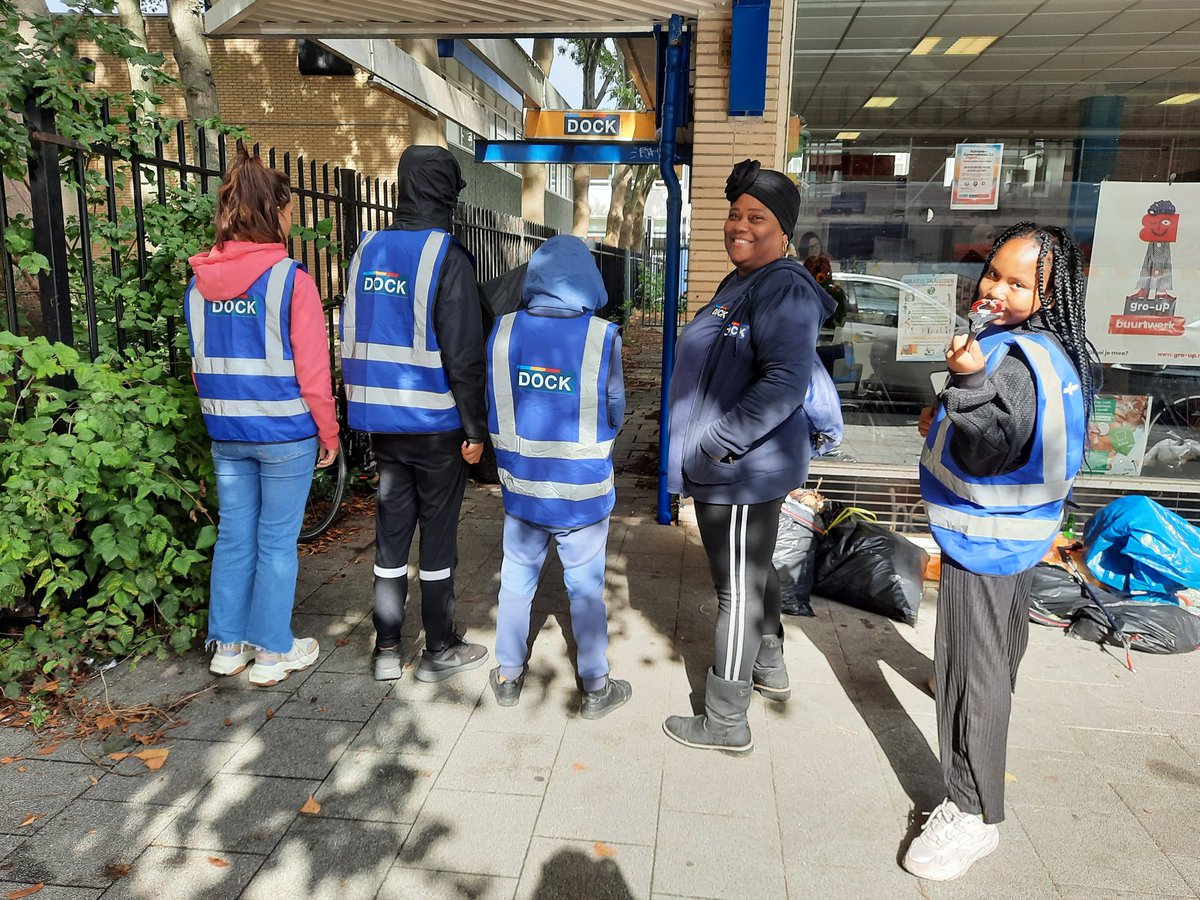 Patricia_GroUp's tweet photo. Zaterdag was het #worldcleanupday2022. Vanuit #schiebroekschoon stond er weer een goed georganiseerde activiteit op het programma. Natuurlijk hebben we vanuit #Buurtwerk en @StichtingDOCK hieraan meegeholpen. Samen houden we @HiS_Rotterdam schoon! https://t.co/VOp6fF7hyT