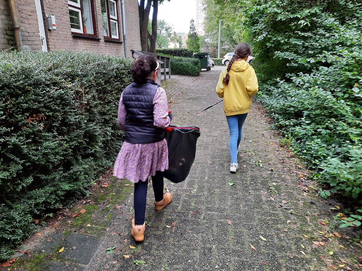 Patricia_GroUp's tweet photo. Zaterdag was het #worldcleanupday2022. Vanuit #schiebroekschoon stond er weer een goed georganiseerde activiteit op het programma. Natuurlijk hebben we vanuit #Buurtwerk en @StichtingDOCK hieraan meegeholpen. Samen houden we @HiS_Rotterdam schoon! https://t.co/VOp6fF7hyT