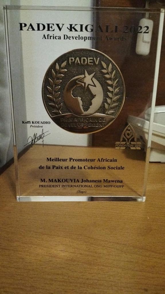 RockDaye's tweet photo. Félicitations au président @MakouviaJ sacré Meilleur Promoteur Africain de la Paix et de la Cohésion Sociale au PADEV-KIGALI 2022.
Ce prix est dédié à la jeunesse africaine.
Prônons l'amour au sein de nos sociétés et que règne la paix dans nos cités.
Bon début de semaine à tous. https://t.co/X0b2B4pkfB
