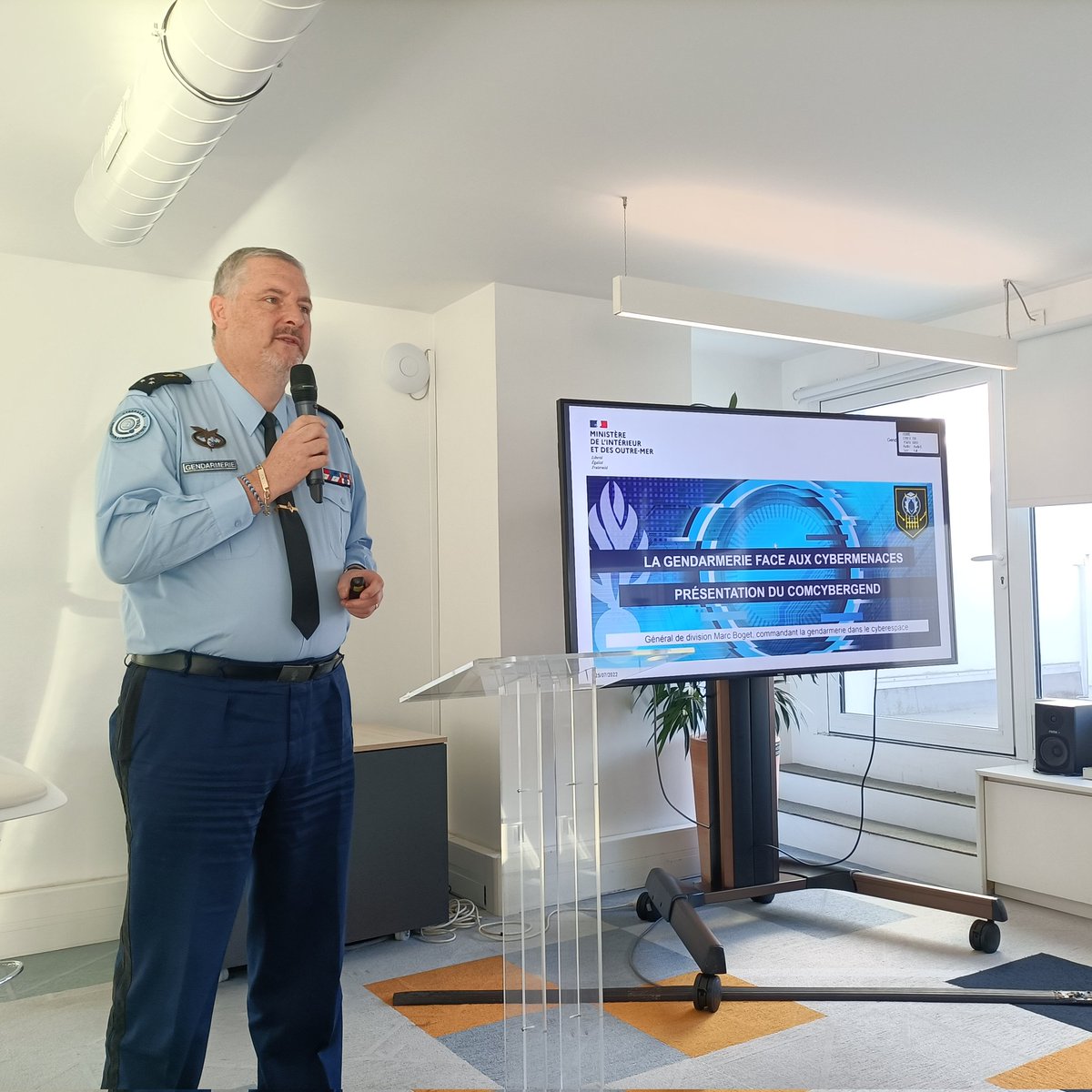 Le général ⭐⭐⭐<a href="/gendarmerie/">Gendarmerie nationale</a> <a href="/MarcBOGET/">MB</a> introduit le 5ème <a href="/cyberdayinfo/">Cyber-day.info</a> 👮‍♂️👮‍♀️🇨🇵🚨
<a href="/PorteparoleGN/">Porte-parole de la Gendarmerie Nationale</a> <a href="/Ch_RGZ/">Christian Rodriguez</a> <a href="/fred_labrunye/">Frederic Labrunye</a>