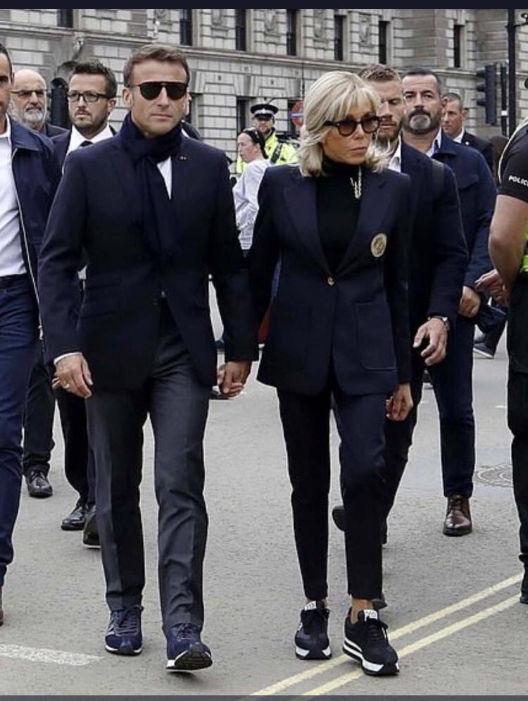 RNahounou's tweet photo. #Londres #Obsèques de la  #ReineElizabethII : Le President #EmmanuelMacron et son épouse #BrigitteMacron se voyaient en #Tom #TomCruz et #AngelinaJolie dans les rues de #Londres! https://t.co/MPoBqoXXMq