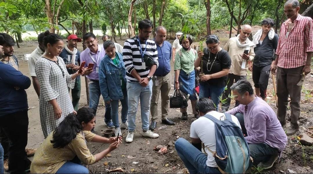 SystiqueStories's tweet photo. Team Parivartan of @hsccorp took part in a plantation drive at #RoshanaraGarden in our resolve towards #GreenerTomorrow with @givemetrees who shall plant 3,000 #bamboo trees throughout the year.
#HSCकर्तव्यम् #HSCParivartan #CSR #PlanationDrive🌱 #Environment #SaveThePlanet🌍 https://t.co/DTq3S6RLdQ