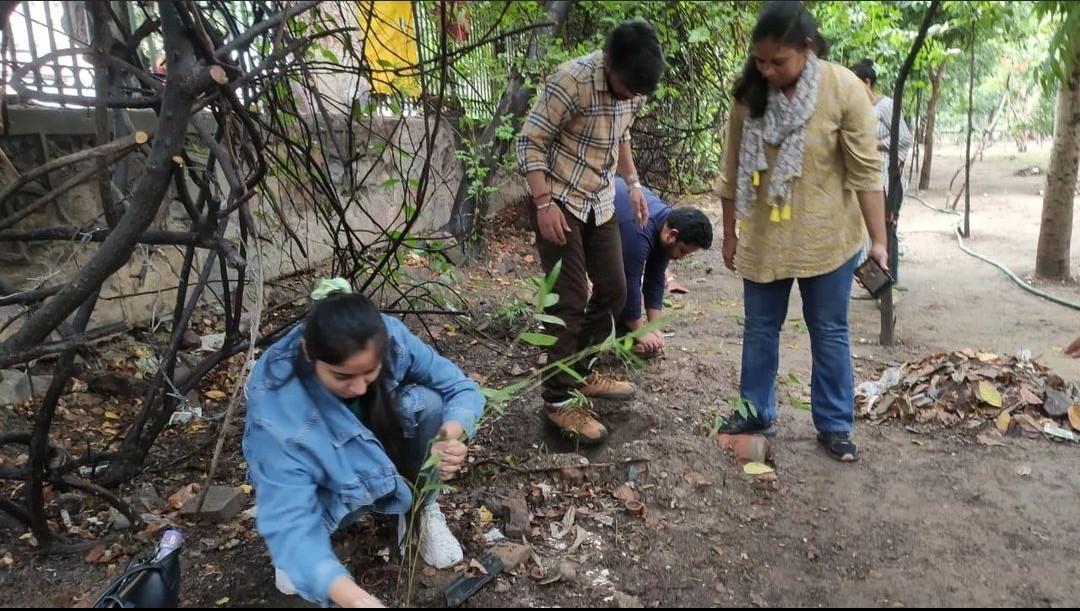 SystiqueStories's tweet photo. Team Parivartan of @hsccorp took part in a plantation drive at #RoshanaraGarden in our resolve towards #GreenerTomorrow with @givemetrees who shall plant 3,000 #bamboo trees throughout the year.
#HSCकर्तव्यम् #HSCParivartan #CSR #PlanationDrive🌱 #Environment #SaveThePlanet🌍 https://t.co/DTq3S6RLdQ