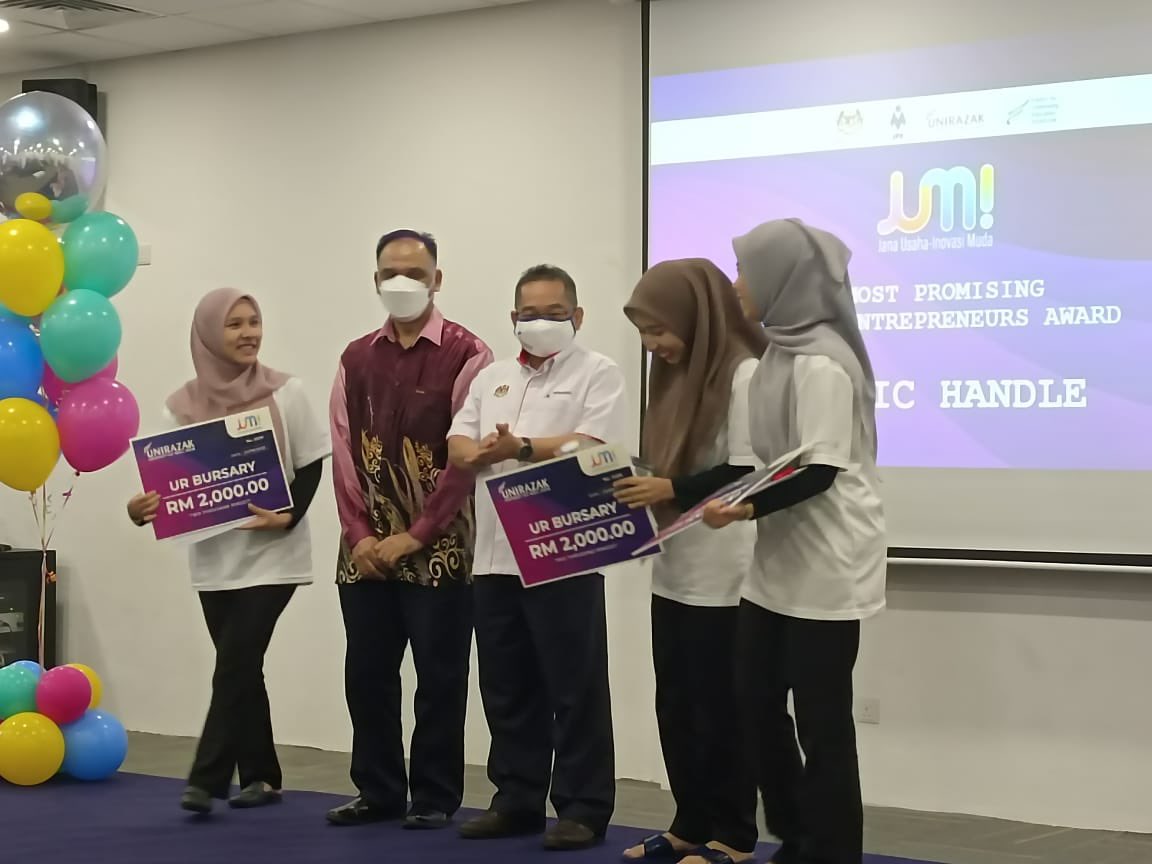 ikbnwt2018's tweet photo. PROGRAM JANA USAHA-INOVASI MUDA (JUM!) TVET TAHUN 2022.
..
20 Ogos 2022(Ahad)~IKBN wakaf Tapai telah berjaya mendapat tempat pertama dibawah kategori Most Promising Enterpreneurs Award di dalam pertandingan inovasi JUM! TVET 2022. https://t.co/oOr5wRJCJA