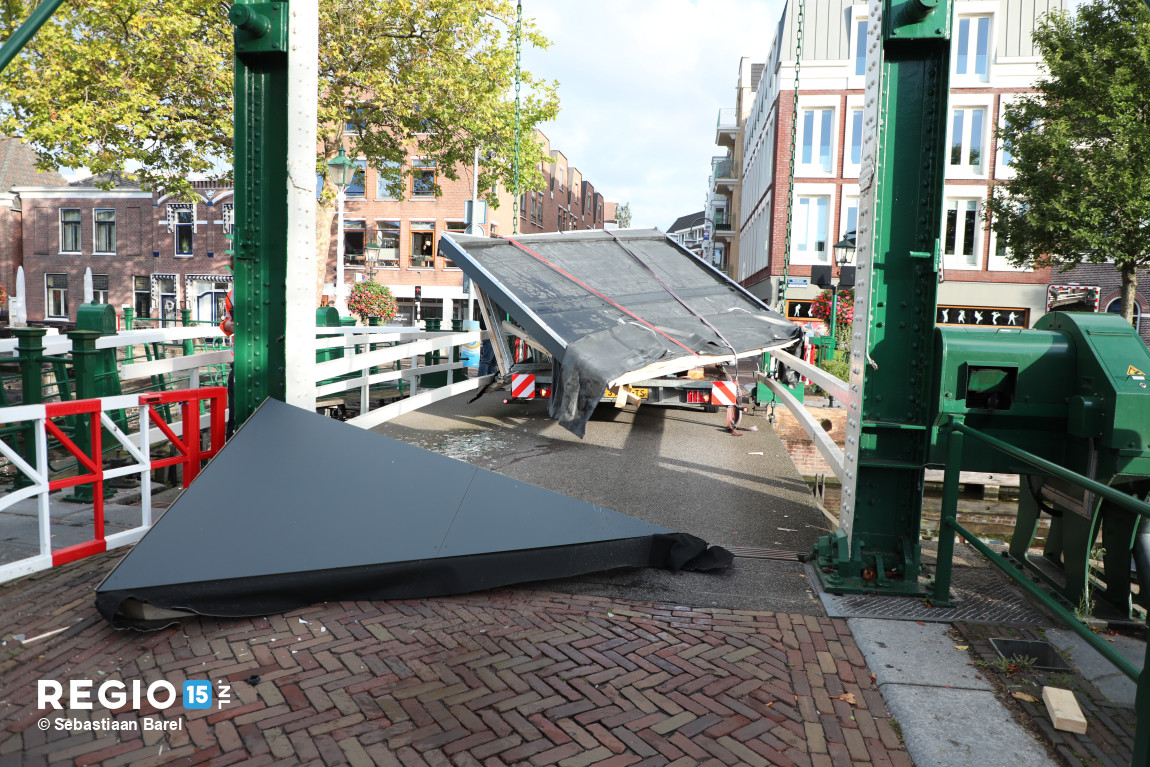 regio15's tweet photo. Een aanhanger met dakkapel was net teveel van het goede voor de sluisbrug bij het #Damplein in #Leidschendam. Verkeer via die kant is dus even gestremd. https://t.co/348h83jEIq