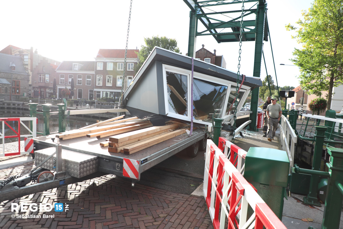 regio15's tweet photo. Een aanhanger met dakkapel was net teveel van het goede voor de sluisbrug bij het #Damplein in #Leidschendam. Verkeer via die kant is dus even gestremd. https://t.co/348h83jEIq