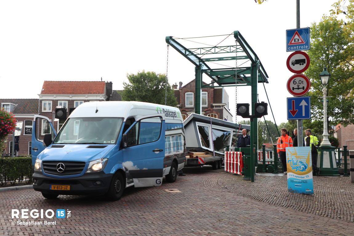 regio15's tweet photo. Een aanhanger met dakkapel was net teveel van het goede voor de sluisbrug bij het #Damplein in #Leidschendam. Verkeer via die kant is dus even gestremd. https://t.co/348h83jEIq