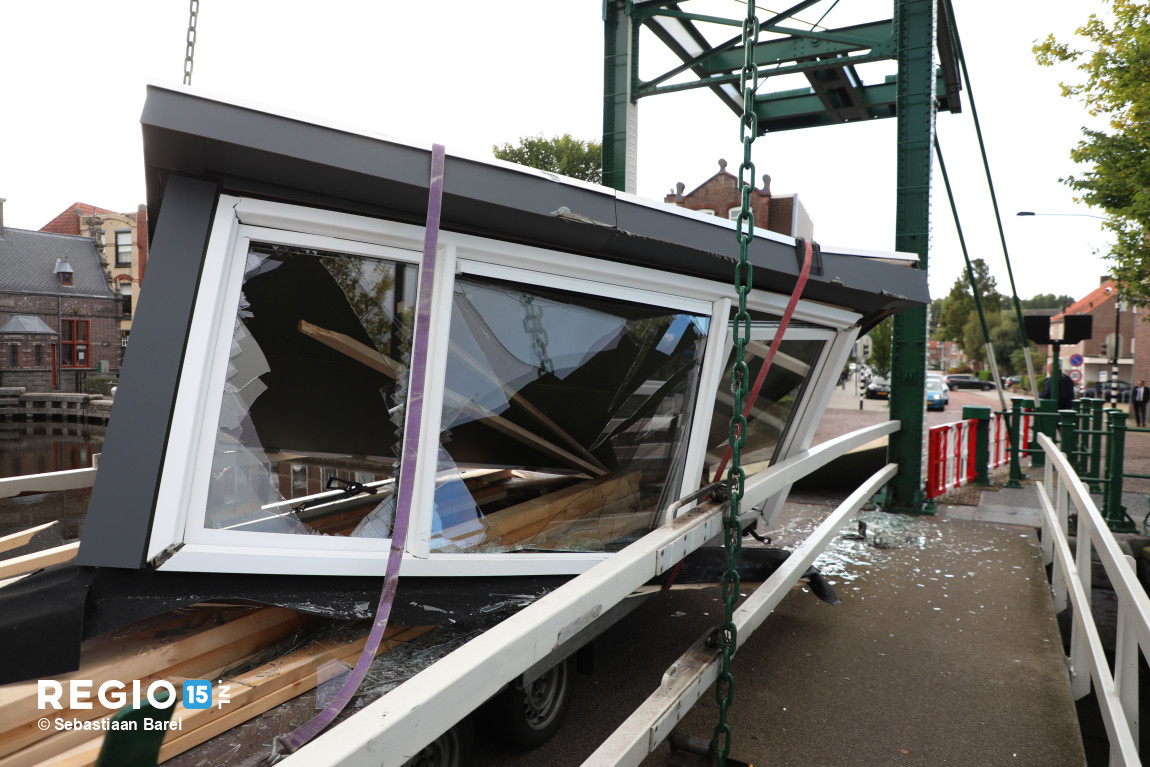 regio15's tweet photo. Een aanhanger met dakkapel was net teveel van het goede voor de sluisbrug bij het #Damplein in #Leidschendam. Verkeer via die kant is dus even gestremd. https://t.co/348h83jEIq