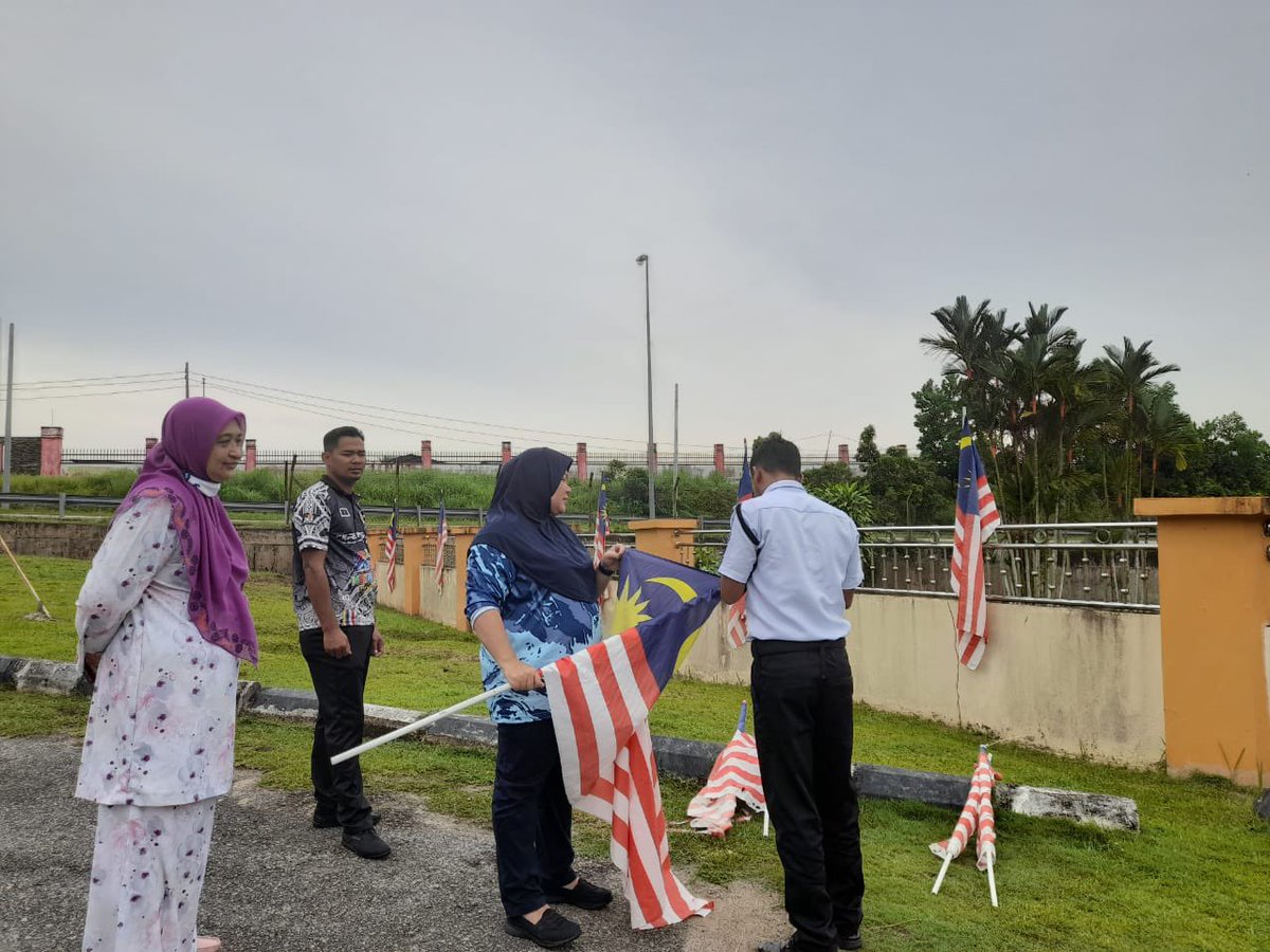 ikbnwt2018's tweet photo. Aktiviti Mengibar Jalur Gemilang di IKBN Wakaf Tapai, Terengganu telah diadakan pada 8 Ogos 2022 bagi menyemakkan lagi Bulan Kemerdekaan Malaysia Tahun 2022. https://t.co/0nxmEEl7c8