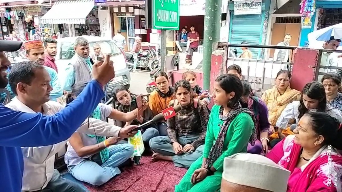 Deeksha_Rawt's tweet photo. हम अपना अधिकार मांगते
नही किसी से भीख मांगते ✊
#ukreservationfirsts
#postponeukpscmains 
#mahilaarakshan
@pushkardhami 
@RituKhanduriBJP 
@Devbhoomidialo https://t.co/XWIKfrF75e