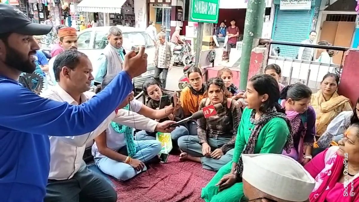 Deeksha_Rawt's tweet photo. हम अपना अधिकार मांगते
नही किसी से भीख मांगते ✊
#ukreservationfirsts
#postponeukpscmains 
#mahilaarakshan
@pushkardhami 
@RituKhanduriBJP 
@Devbhoomidialo https://t.co/XWIKfrF75e