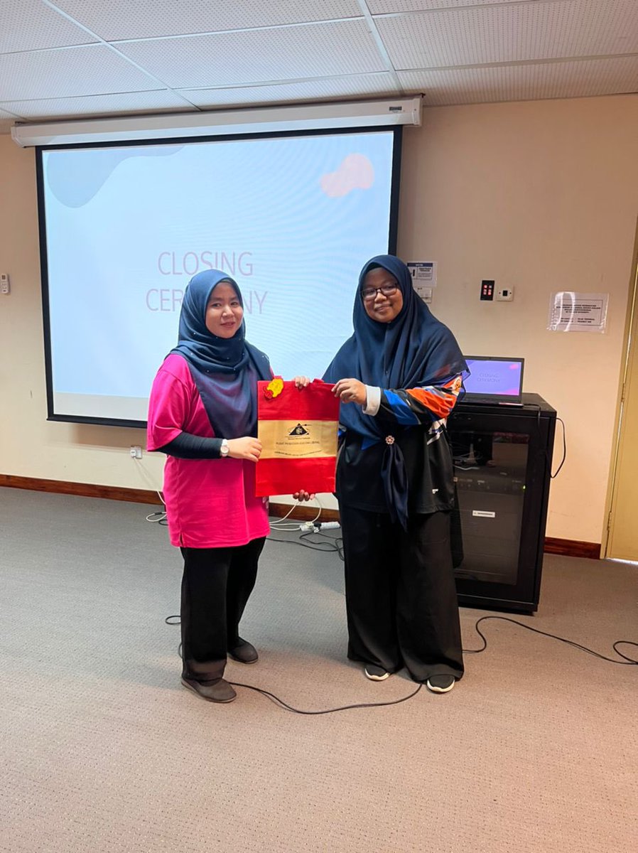 ikbnwt2018's tweet photo. ENGLISH CAMP - 
ENGLISH FOR FUTURE EMPLOYEES PROGRAMME 2022

📆 AUGUST 29th 2022  
🕐 8.00 am - 5.00 pm
🏢 INOS, UMT

📝 This programme has been held at University Malaysia Terengganu which involved 36 students and 4 officers from General Studies Department, IKBN Wakaf Tapai. https://t.co/HgrrrTsHLj