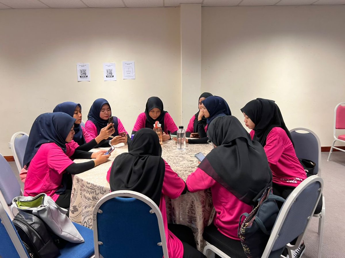 ikbnwt2018's tweet photo. ENGLISH CAMP - 
ENGLISH FOR FUTURE EMPLOYEES PROGRAMME 2022

📆 AUGUST 29th 2022  
🕐 8.00 am - 5.00 pm
🏢 INOS, UMT

📝 This programme has been held at University Malaysia Terengganu which involved 36 students and 4 officers from General Studies Department, IKBN Wakaf Tapai. https://t.co/HgrrrTsHLj