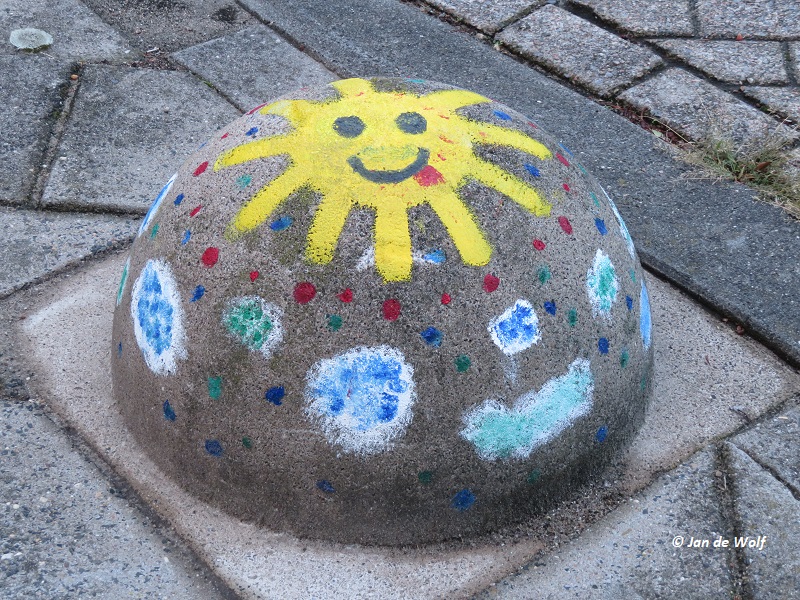 Zo kan je dus ook een #bol langs de #weg een beetje #verfraaien, misschien leuk om er een #wedstrijd van te maken in de <a href="/gemeentedruten/">Gemeente Druten</a>  want dan komt #Druten er een beetje #gekleurd op te staan.