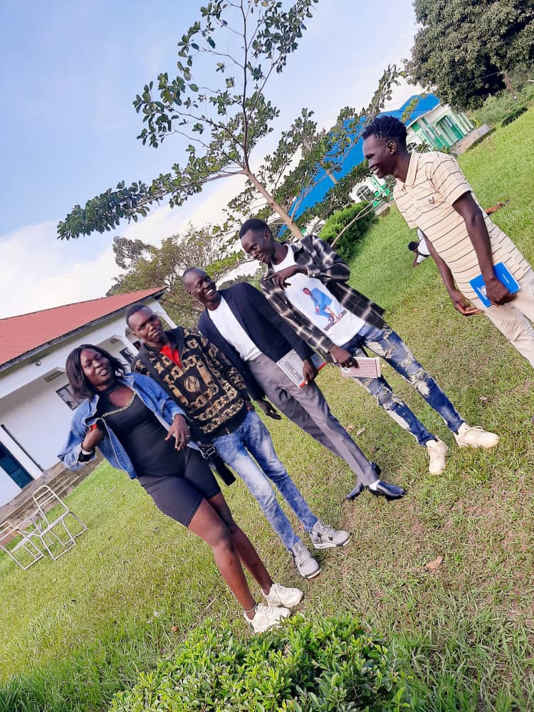 legend_jsg's tweet photo. Me with my team 🧡❤💛 https://t.co/VL6UqTC46z