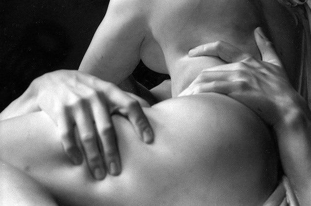 AngelsWhisperr's tweet photo. Bernini Sculpture: Pluto and Proserpina (1621-22). https://t.co/ooJrXGxzkN