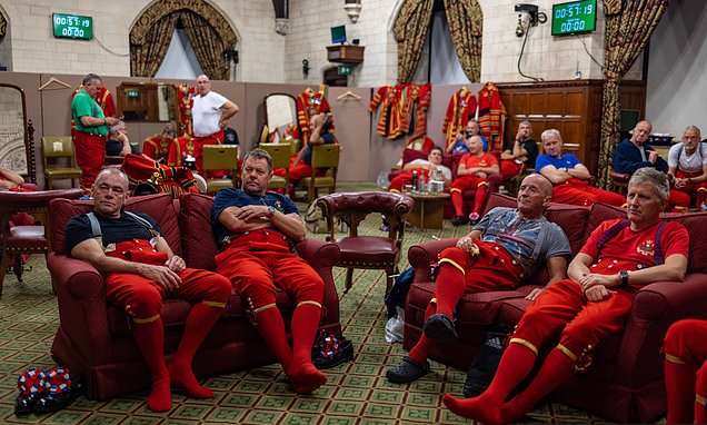 Unseen photo shows exhausted Beefeaters taking a rest from guarding the Queen's coffin

Full story: trib.al/ZnpWWvC