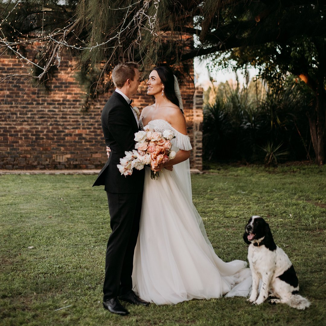 mooitroues's tweet photo. Michael &amp; Gabriella se Troue by die Huis langs die Vaalrivier 📷 La Grange Impression  | Artikel Krediet op https://t.co/YtXtzgFowo   #mooitroues #vaalrivierwedding #troue #regtetroue #bruid #bruidegom #wedding #weddingtiktok #glasstentwedding https://t.co/D2n1DU7dsT