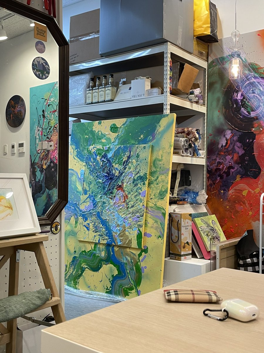 ArtistJoyJo's tweet photo. 작업실이 점점 비좁아지는 중..
촬영 조명도 새로 샀는데 어디다 놓고 촬영하냐..
New work to shoot. 📸
#atStudio
#ArtistOnTwitter https://t.co/aCxYbsSkZH