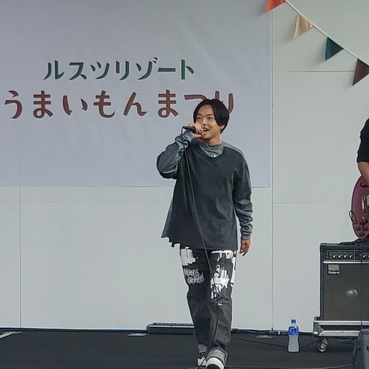 rinrinmama13's tweet photo. ルスツうまいもんまつり、行ってきたー‼️
初めて佐藤広大の生歌聴いた🎵
ものすごく良い！
ライブに行ってみたいー❣️
 #ルスツうまいもんまつり 
 #佐藤広大 https://t.co/Y8H7qa2rVf