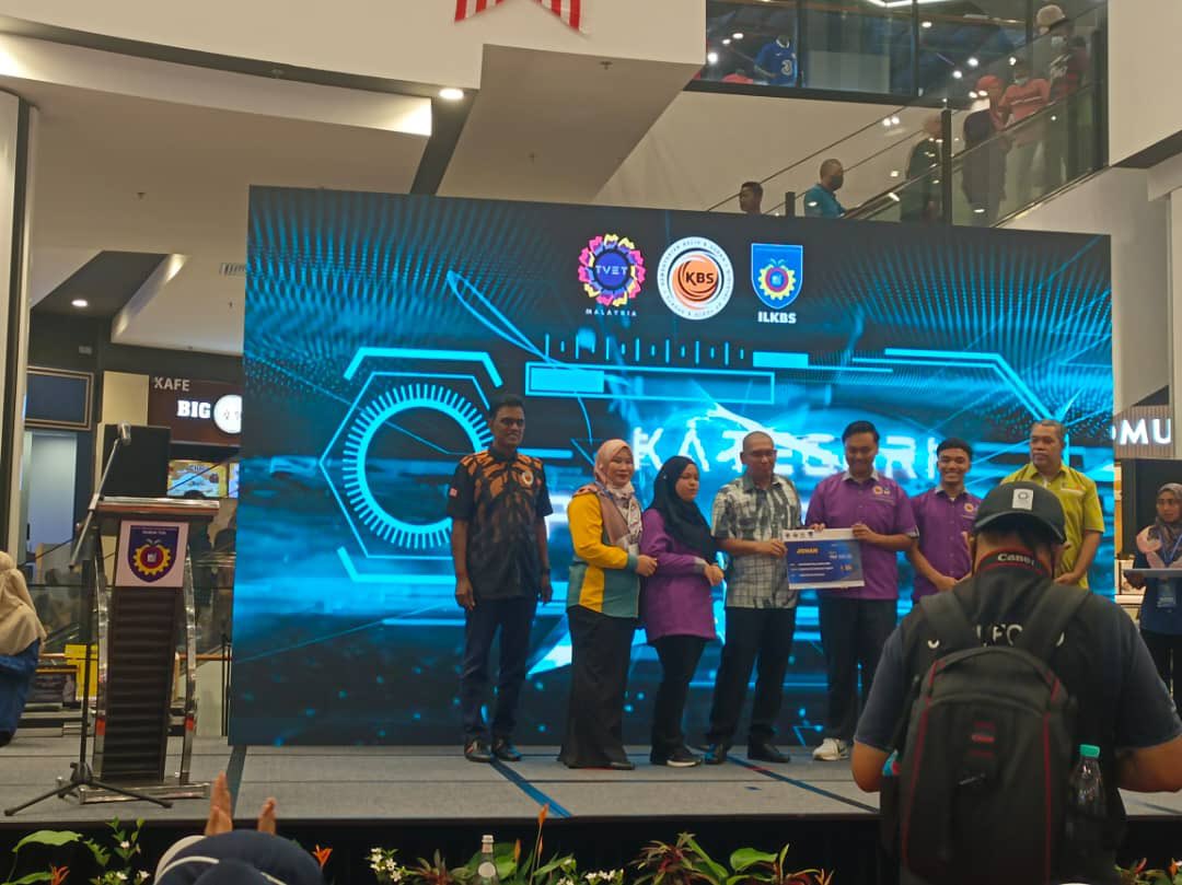 ikbnwt2018's tweet photo. PERTANDINGAN INOVASI IDEA 2022

11 Sept 2022 | Ahad~Kumpulan I-STITCH Dari Jabatan Teknologi Tekstil IKBN WAKAF TAPAI telah dinobatkan sbg JOHAN Bidang  Tek. Rekaan Fabrik kategori Pelajar ILKBS &amp; kategori Pelajar IPT/ILK &amp; di Nobatkan sbg Juara keseluruhan kategori Pelajar ILKBS https://t.co/t3NzHJ6zYX