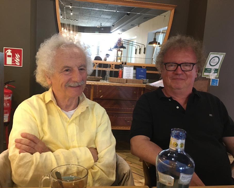 Ayer domingo comiendo en Alicante con el amigo Rafael Álvarez <a href="/ElBrujo_es/">Rafael Álvarez, El Brujo</a> (foto del tercer comensal, el amigo  #PolluxHernúñez). Departimos durante horas, sin prisas y con risas. Un placer.