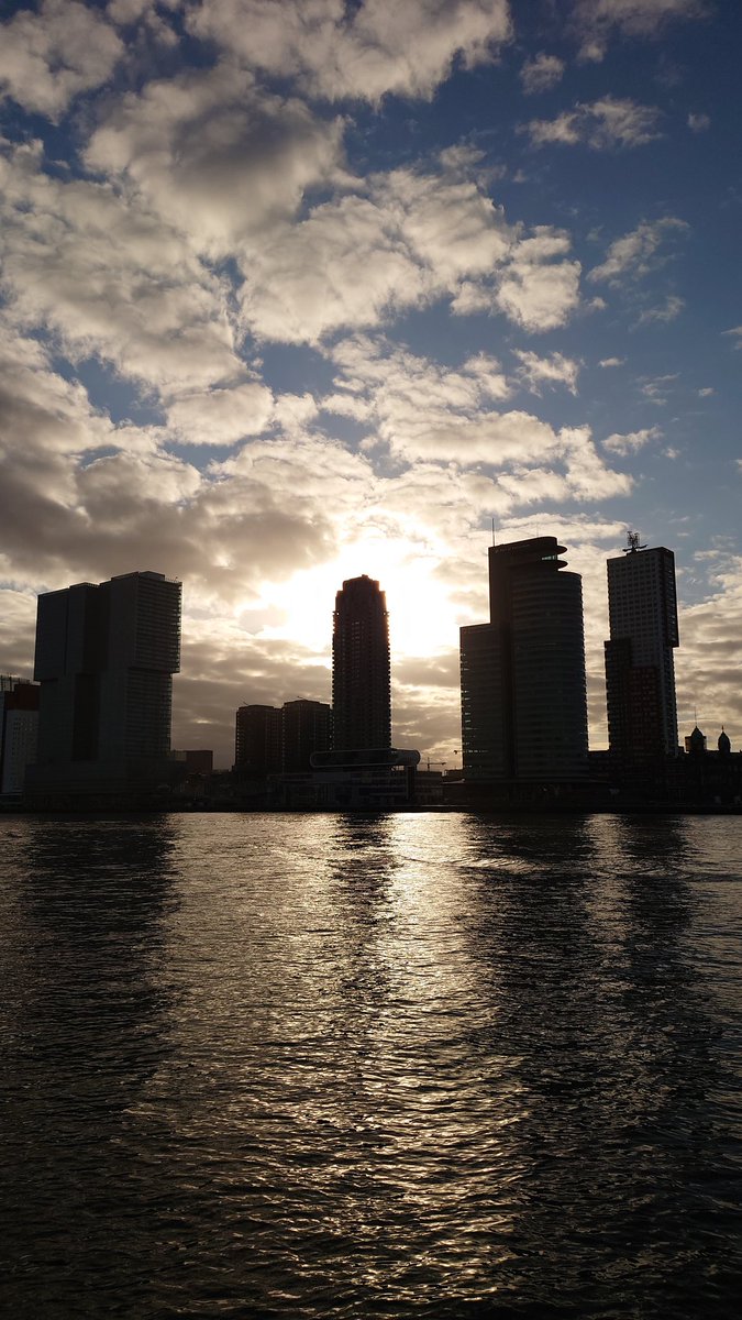 Prachtig start van de dag in Rotterdam.

#herfst #goedemorgen #rotterdam