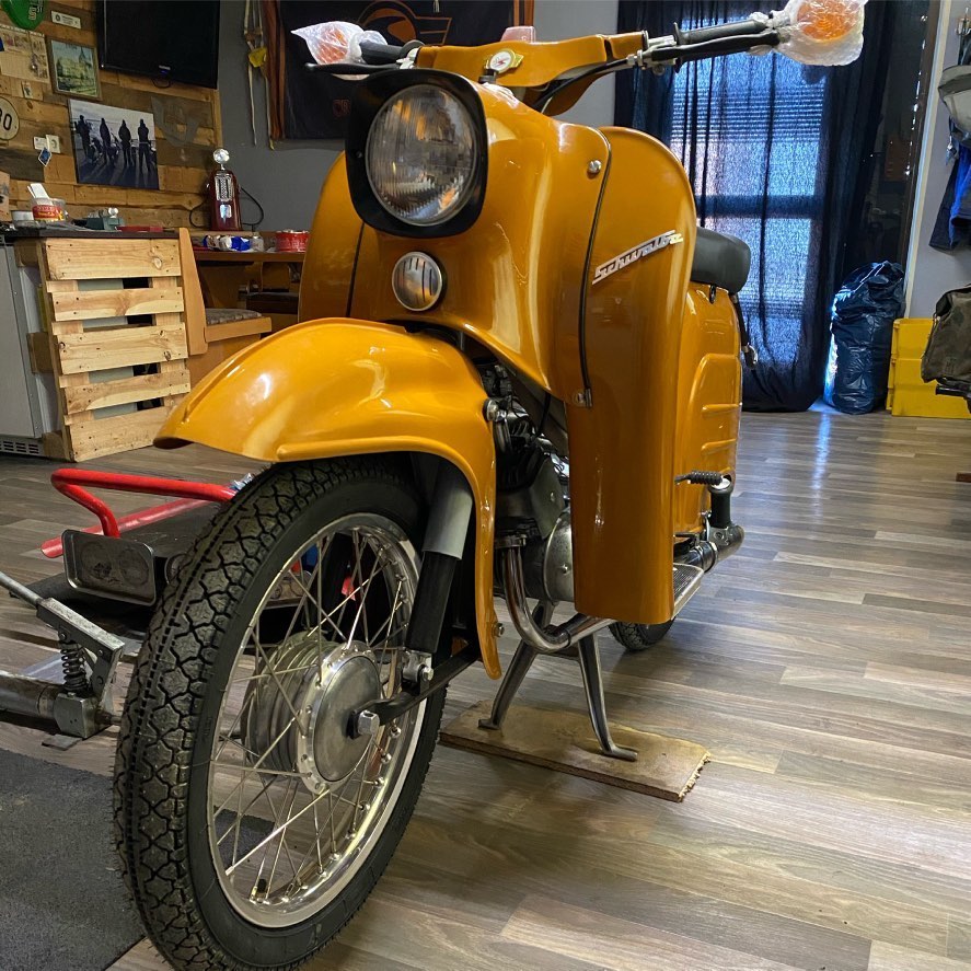 dzt24's tweet photo. Fanpost vom @blechgrauer_ddr_vogel
Das ist mal eine unheimlich schöne und originale Schwalbe! Und die Werkstatt ist auch nicht von schlechten Eltern 😅
.
https://t.co/gf9YZTKTkj
.
#dzt24 #schwalbe #kr51schwalbe #kr51 #detailverliebt #simsonsuhl #simson #simsonschwalbe https://t.co/hSg92e3alu