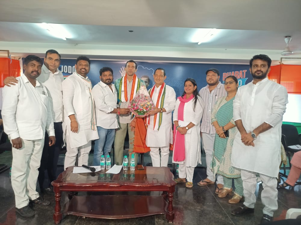 IYCTelangana's tweet photo. Today Welcomed @Allavaru Ji For  Telangana Pradesh Youth Congress State meeting  At GandhiBhavan 
#YouthJodoBoothJodo
@ShivaSenaIYC @DwivediSurbhi @syedkhalid4488 @brgouse @MothaRohit @RajeevReddyINC https://t.co/Ul9X6q3yD5