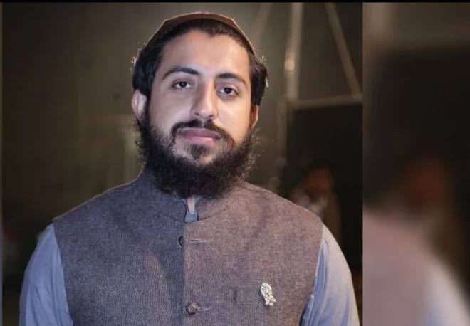 یہ میٹرک فیل چھوکرا جسکا باپ اسکے نشے کی عادت سے تنگ تھا ، آج ایک طبقہ اسے اپنا لیڈرمانتا ہے اور اس سے اسلام بھی سیکھتا ہے -اندازہ کرو-
