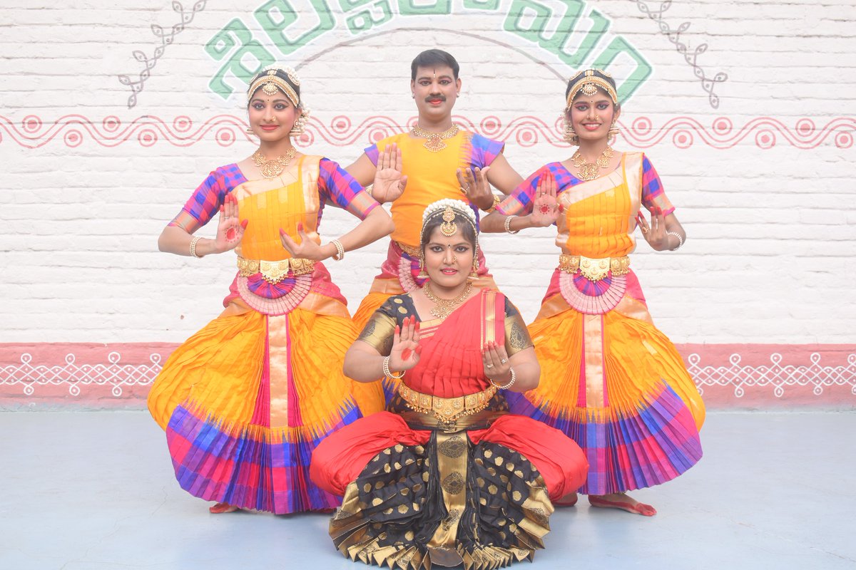 shilparamamhyd's tweet photo. Bharatnatyam Performance by Vidhushi Kum N. Sajini & Group from Banglore-18.9.2022
#bharatanatyam #shilparamam #sareemela #hydevents #happeninginhyderabad #madhapur #hyderabad https://t.co/eryitkUI4M