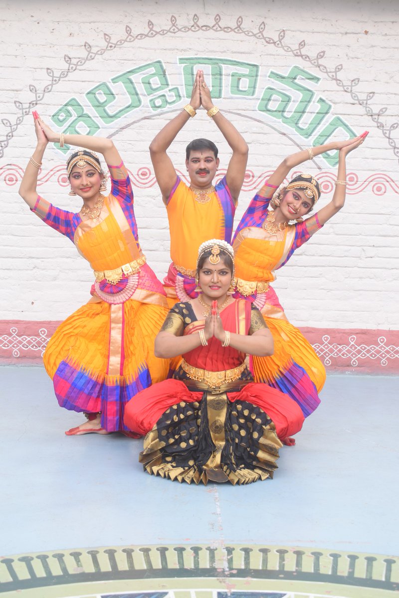 shilparamamhyd's tweet photo. Bharatnatyam Performance by Vidhushi Kum N. Sajini & Group from Banglore-18.9.2022
#bharatanatyam #shilparamam #sareemela #hydevents #happeninginhyderabad #madhapur #hyderabad https://t.co/eryitkUI4M
