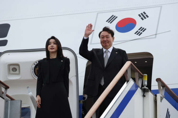 Benzenekim's tweet photo. 윤석열은 서울공항에서 한국시간 오전 9시에 출발해서 런던 스탠스테드 공항에 일요일 오후 4시 경에 도착했다. 찰스 왕의 리셉션은 버킹엄 궁전에서 오후 6시에 계획되어 있었고, 스탄스테드에서 버킹엄 궁전까지는 최소 1시간이 걸리는 거리이다. 그런데 이 사이에 여왕 조문과 참전비 헌화까지? https://t.co/kfyBpanzpH