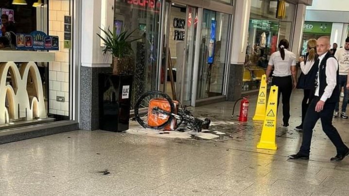 eScootTalks's tweet photo. For quite a while were asking ourselves why only standard with @JustEatIE @Deliveroo_IE and @UberEats is only their visible bag and jacket. No lights, headphones on, DIY home made conversion kit done in back alley with duct tape. Those guys are representing your brands really bad https://t.co/RPXg8jZgIc