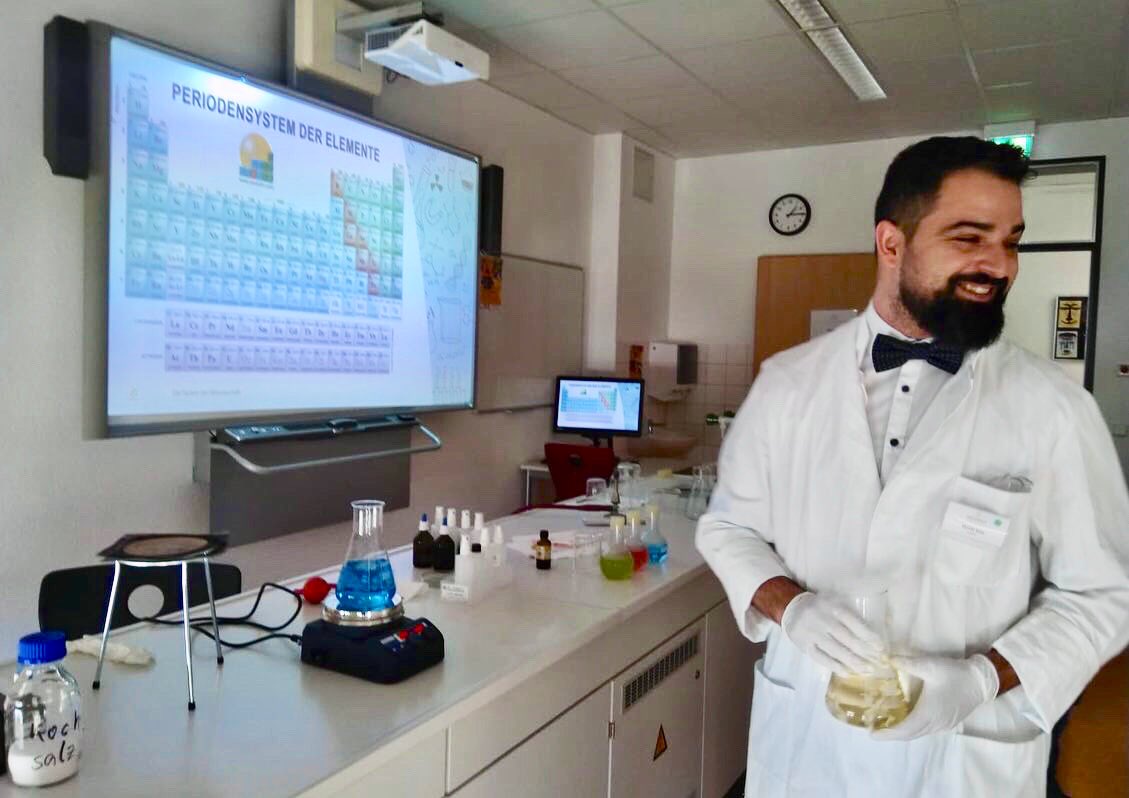 MoisesSH's tweet image. Yep, I’m a chemistry teacher now 🤷🏻‍♂️
#chemistry #teacher #blumberg 
🧪👨🏻‍🔬⚗️