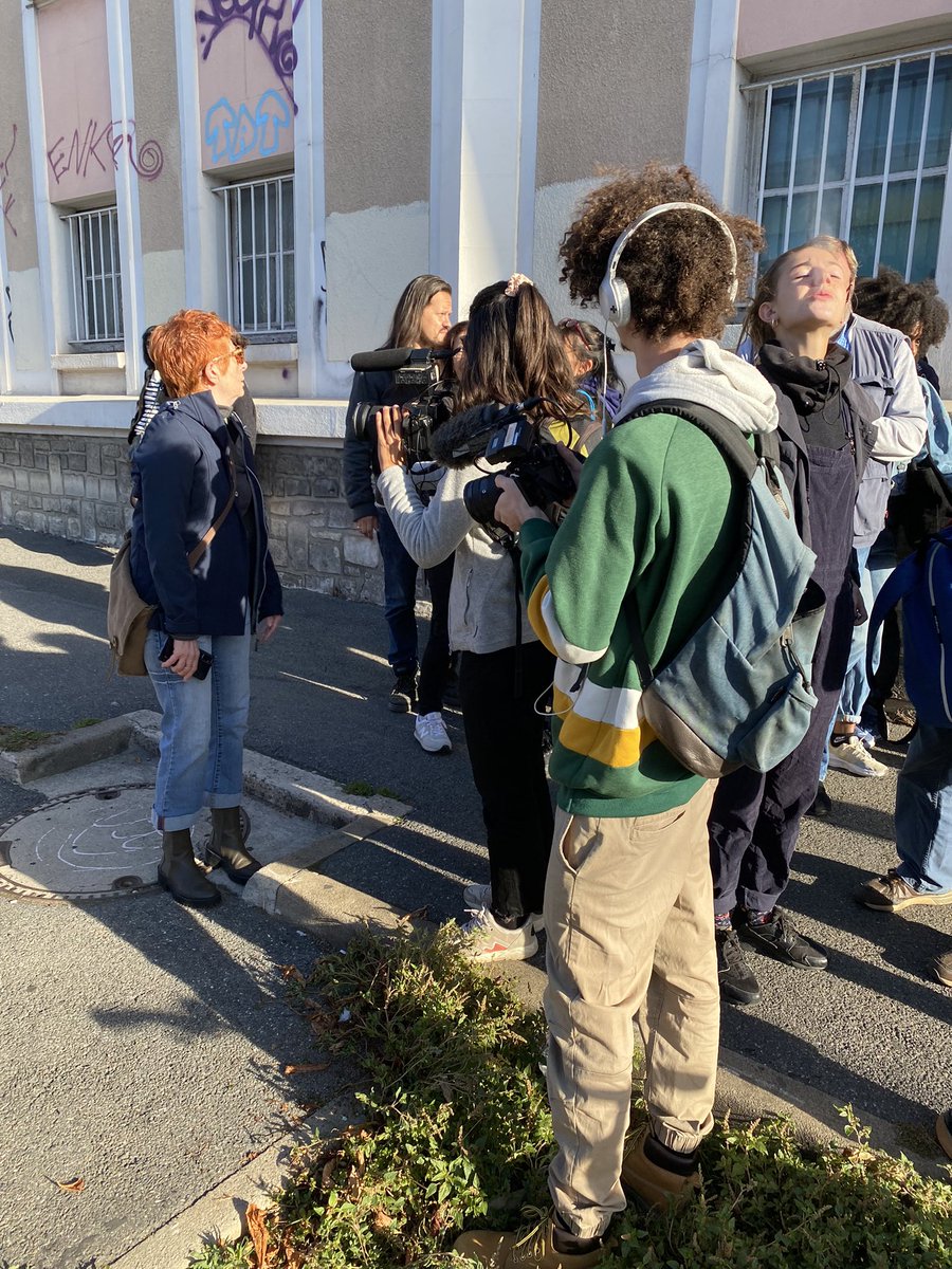 GillesRobel's tweet photo. Les marronniers de l’av G Péri à #Montreuil en train d’être abattus sous garde policière par @seinesaintdenis avec l’aval de la mairie. 7 d’entre eux n’étaient pas dangereux! 35 autres vont suivre! C’est aberrant face au dérèglement climatique. @EELV93 @GNSA_arbres https://t.co/Tg7YajiTK3