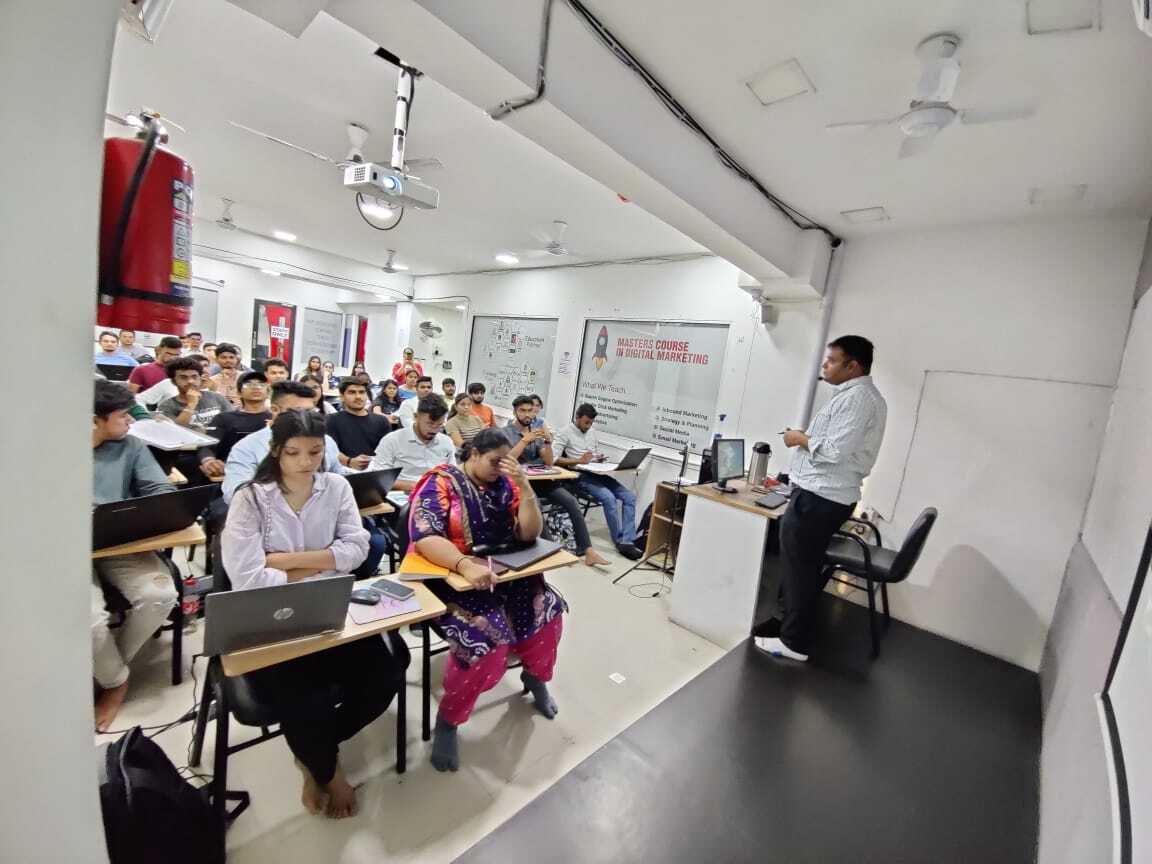saurabrandveda's tweet photo. You can't decide where to focus, it's based on where your heart and passion lies.
.
.
.
#digitalmarketinginstitute #offlinelectures #offlineexperience #marketingdigital #digitalmarketingtraining #brandveda #founder #business https://t.co/3CZZ3ggh9o