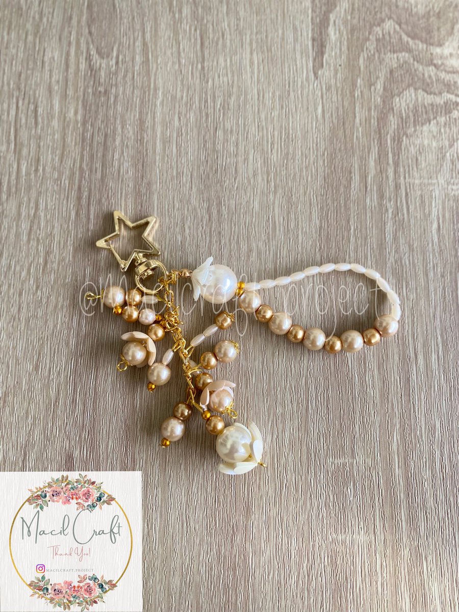 Bagchain, keychain Gold shimer by macilcraft_project lets follow us in the instagram @macilcraft_project thank you. Yuk dukung UMKM negeri bangkit, Indonesia maju 🙏🏻