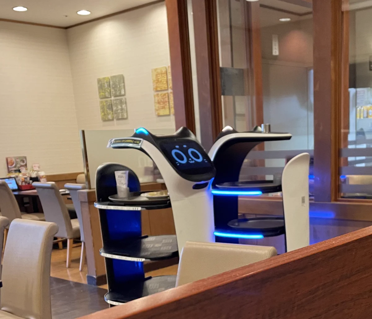 ロボットの限界！？すかいらーくでロボット同士がぶつかり合っている。